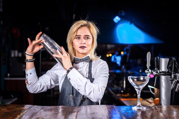 Meisjesbarman maakt een cocktail in het café