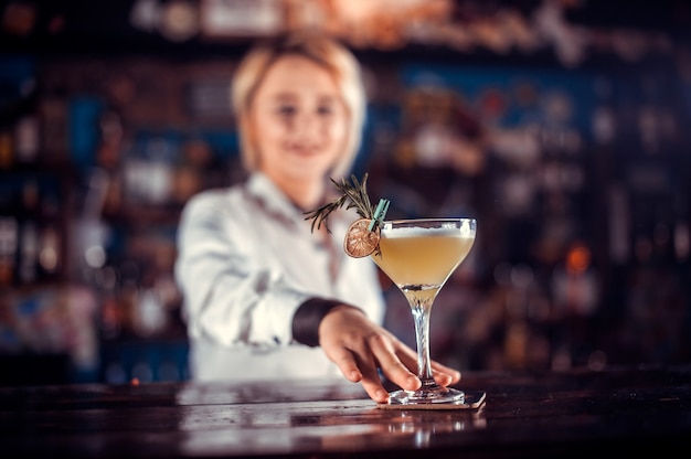 Meisjesbarman verzint een cocktail in de brasserie