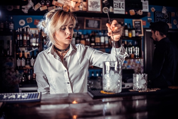 Meisjesbarman verzint een cocktail in het café