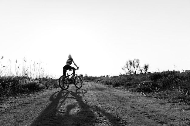 Meisjesfietser in de natuur