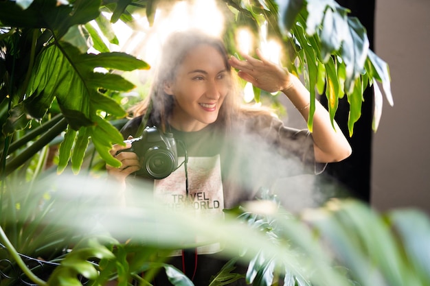 Meisjesfotograaf met camera die lacht tijdens het reizen in de wilde jungle