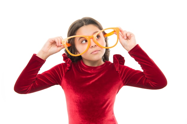 Meisjeskind draagt een grote bril. Gezichtsvermogen en gezondheid. Optica en gezichtsbehandeling. Effectieve oefening ogen zoomen. Kind blij met goed gezichtsvermogen. Lasercorrectie. Oogoefeningen om het gezichtsvermogen te verbeteren.