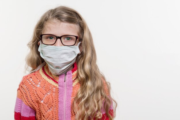 Foto meisjeskind in medisch masker