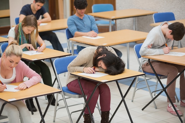 Meisjeslaap tijdens examen