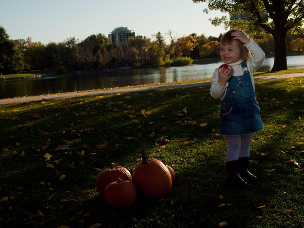 Meisjespeuter in de herfstpark.