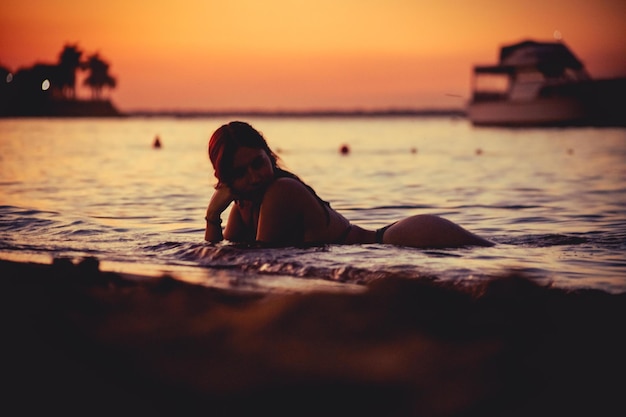 Foto meisjessillhouete bij het strand