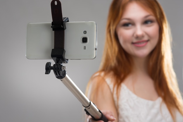 Meisjestiener die selfie met je telefoon doet