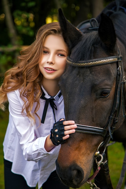 Meisjestiener met een paard