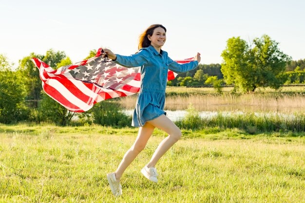 Meisjestiener met het Amerikaanse vlag lopen