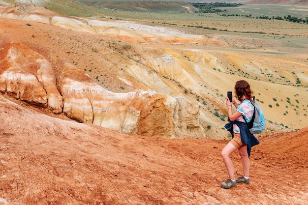 Meisjestoerist maakt foto's van de kloof op een smartphone