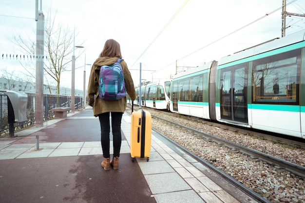 Meisjestoerist wacht op de trein