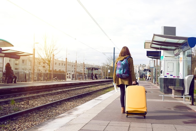 Meisjestoerist wacht op de trein