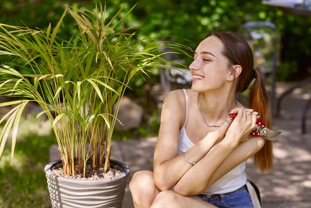 Meisjestuinman die met een glimlach voor planten zorgt
