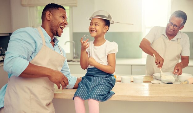 Meisjesvader en grappig en gek keukenentertainment met kind om zich te binden met ouder in huis gekke, schattige en gelukkige familierelatie met onschuldig en gek plezier tijdens het samen koken