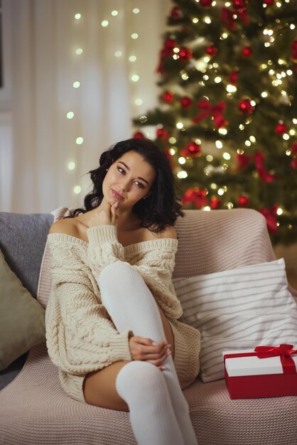 Meisjesviering nieuwjaar in de buurt van kerstboom thuis