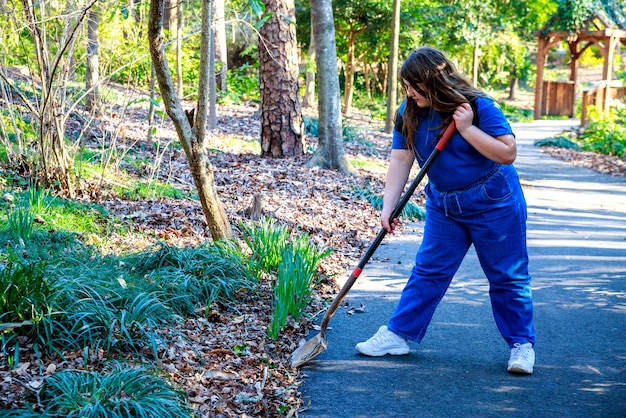 Meisjesvrijwilligers helpen gras te planten in openbaar park