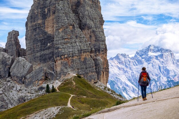 Meisjeswandelaar bij de bergen Dolomieten, Italië. Cinque Torri