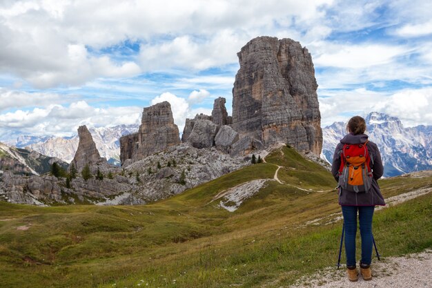 Meisjeswandelaar bij de bergen Dolomieten, Italië. Cinque Torri