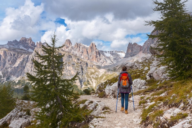 Meisjeswandelaar bij de bergen dolomieten, italië. cinque torri