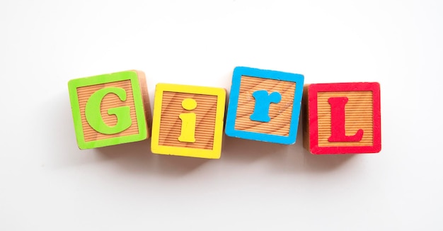 Meisjeswoord gemaakt van kleurrijke houten ontwikkelingsblokken voor baby's