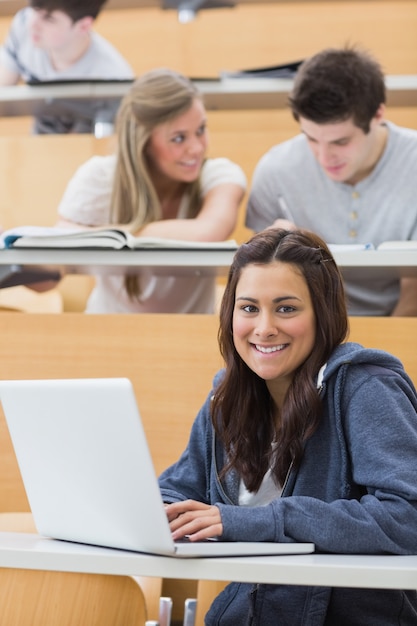 Meisjeszitting bij de lezingszaal met laptop