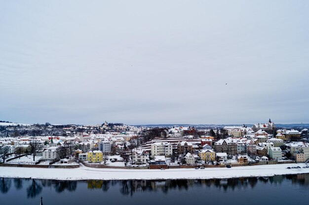 写真 天空に照らされたエルブ川の隣にあるメイセン市