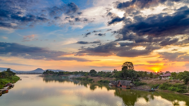 Река Меконг Паксе Лаос закат драматическое небо