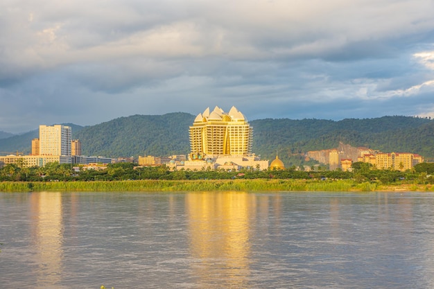 Mekong Rivier met casino's en resorts op de achtergrond in de Gouden Driehoek van Laos Special Economic
