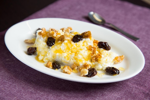 Mel ik mato. Verse kaas met honing. Typisch dessert van Catalonië in Spanje.