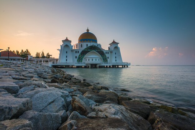 Photo melaka straits mosque by sea