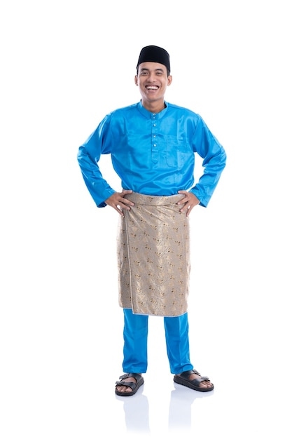 Melayu mannetje met satijnen kleren die zijn hand op heupen over witte achtergrond glimlachen