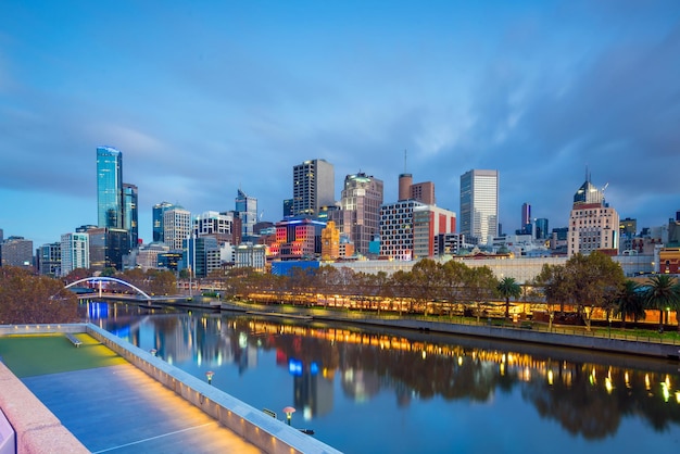 Orizzonte della città di melbourne al crepuscolo in australia