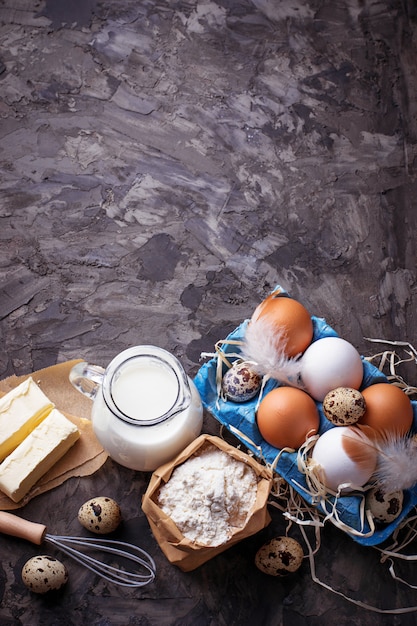 Melk, boter, eieren, meel. Bakkersconcept. Bovenaanzicht