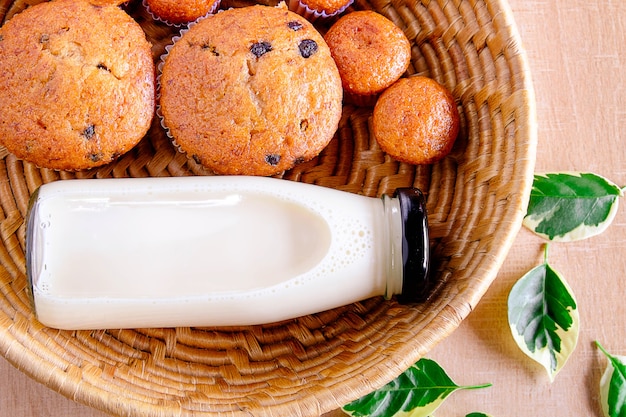 Melk en bananenbrood Gezond ontbijt