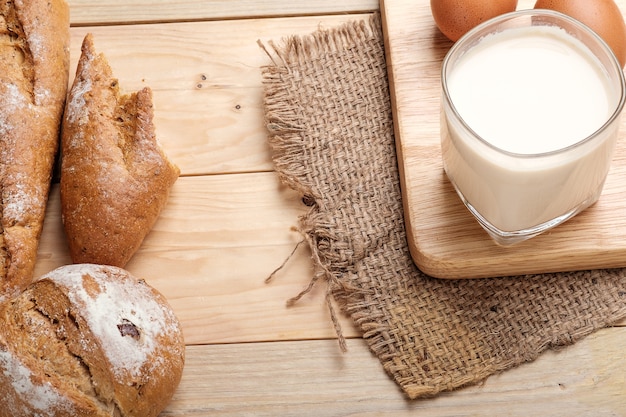 melk en brood op houten achtergrond