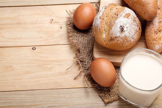 melk en brood op houten achtergrond