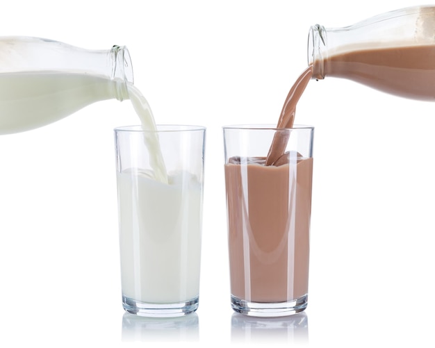 Melk en chocoladedrank gieten giet glazen fles geïsoleerd op wit