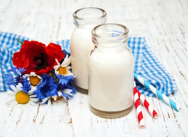 Foto melk en wilde bloemen