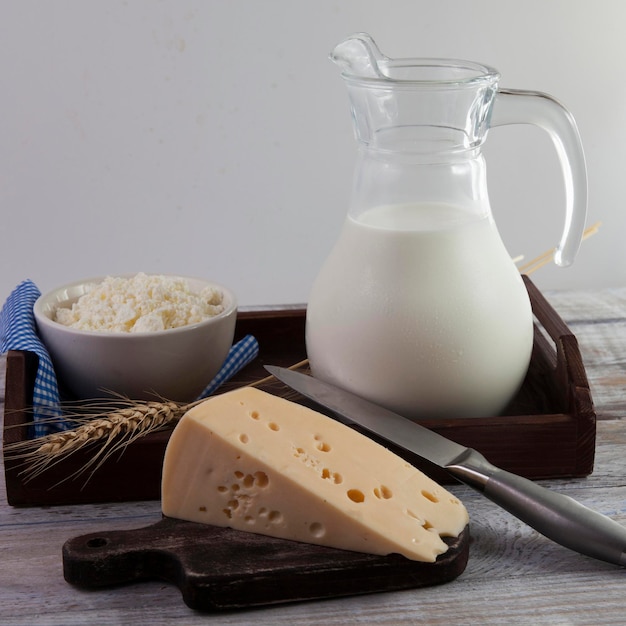 Melk en zuivelproducten staan in een bruine houten bak in rustieke stijl
