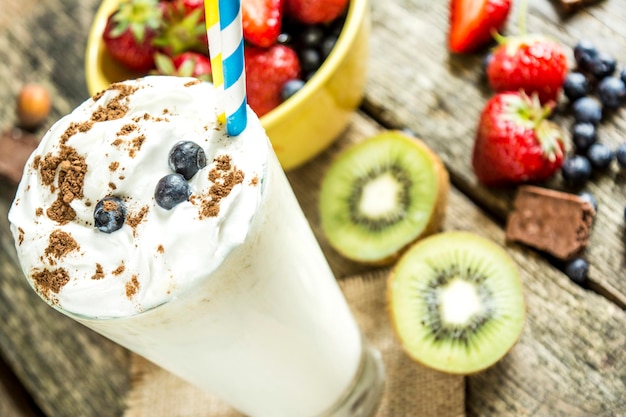 Melk fruit shake close-up op houten achtergrond