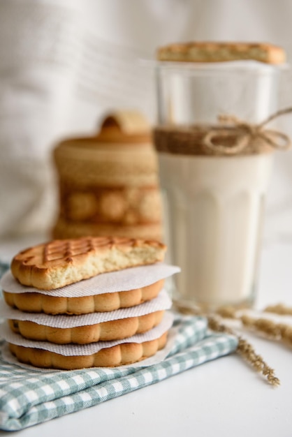 Melk in een glas en koekjes op tafel