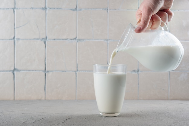 Melk in een glas gieten