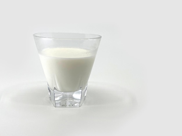 Melk in glas of fles voor foto van wereldmelkdag