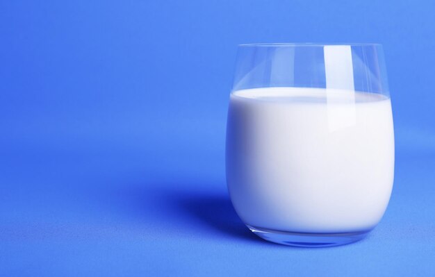 Melk in glas op blauwe achtergrond