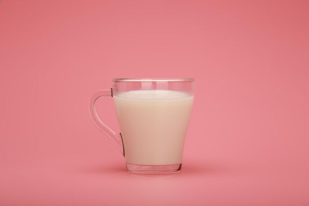 Melk op een roze achtergrond