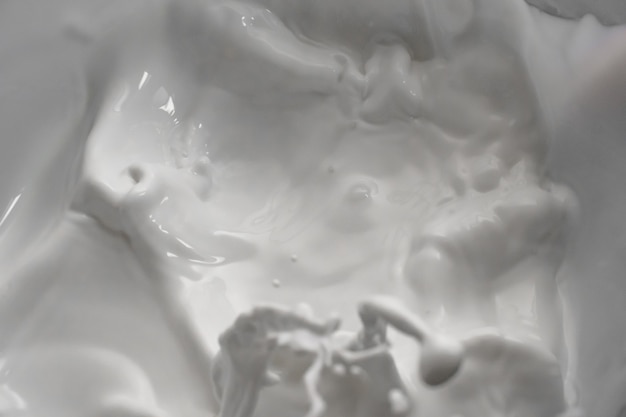 Melk spatten golven geïsoleerde witte achtergrond