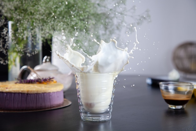 Melk splash in glas