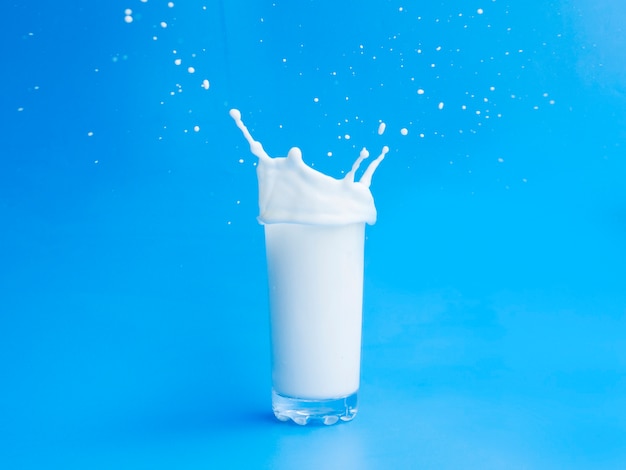 Melk uit het glas gieten.