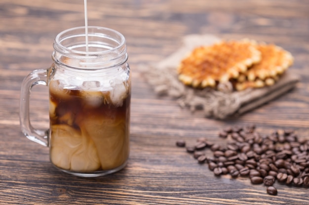 Melk wordt in de koffie gegoten