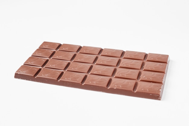 Melkchocolade reep geïsoleerd op een witte achtergrond